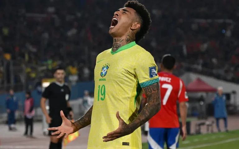 Brasil vira contra o Chile com dupla do Botafogo e tira corda do pescoço