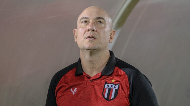 Após goleada, Zanardi deixa o comando técnico do Botafogo