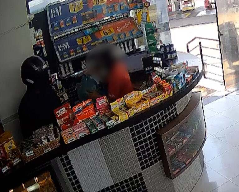 Posto de combustível é alvo de assalto a mão armada; veja vídeo