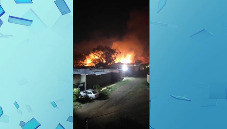 Incêndio de grandes proporções quase atinge casas em Campinas