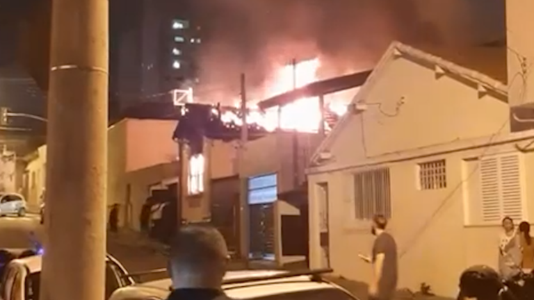 Incêndio provocado por curto-circuito destrói casa; Mãe salva três crianças