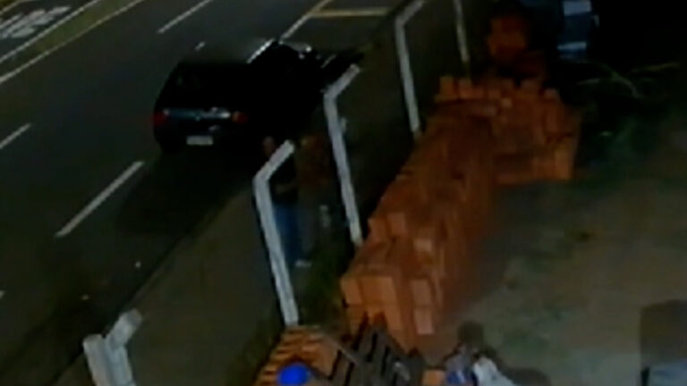 Comerciantes flagram invasão de bandidos em estabelecimento e tentam impedir furto; veja vídeo