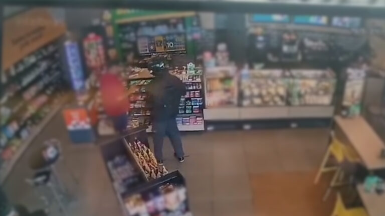 Câmera de segurança flagra assalto em posto de combustíveis de Piracicaba; veja vídeo