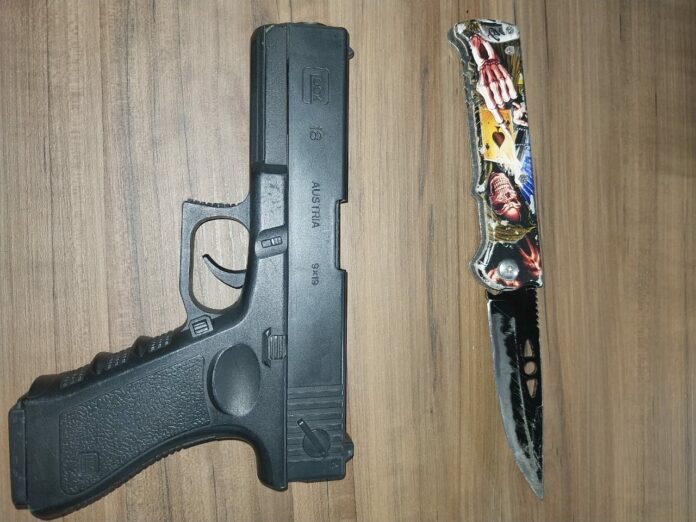 Adolescente leva pistola falsa e canivete para a escola em Caraguá