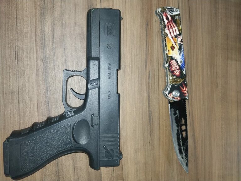 Adolescente leva pistola falsa e canivete para a escola em Caraguá