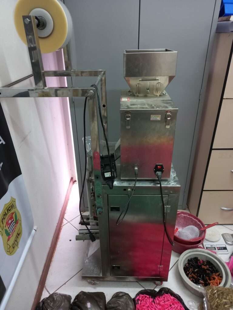 Polícia Civil descobre refinaria de drogas com máquina embaladora em Pedreira