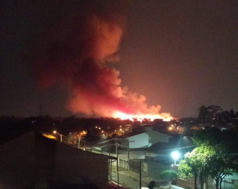Incêndio atinge área próxima à Escola de Cadetes em Campinas