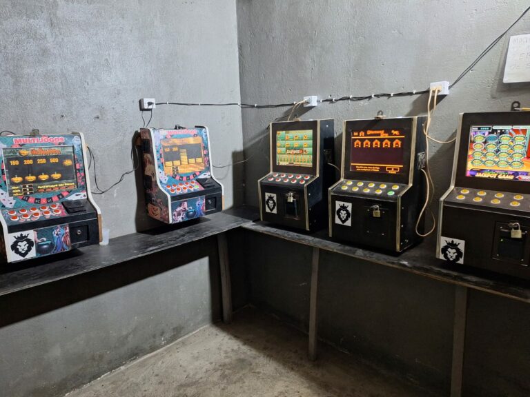 Máquinas de caça-níqueis são apreendidas em bar de Praia Grande