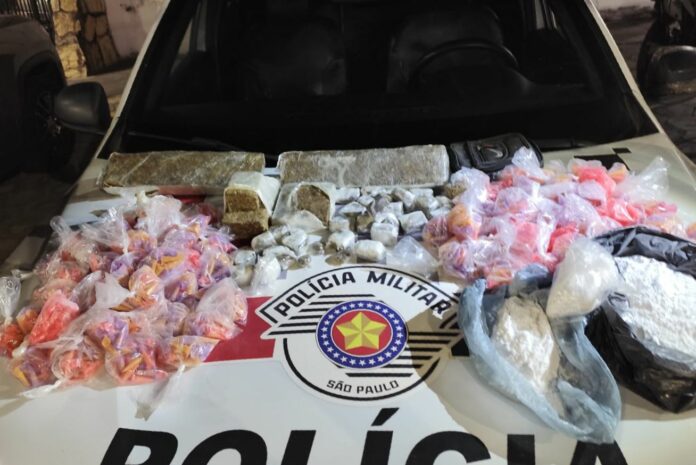 Homem é preso com mais de 2,3 mil porções de drogas em Guaratinguetá