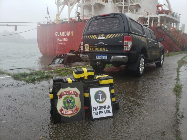PF e Marinha do Brasil apreende mais de 100 kg de cocaína em casco de navio no Porto de Santos