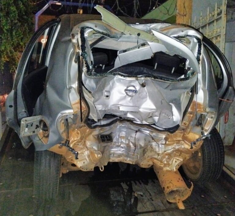 Em acidente envolvendo três carros e uma motocicleta furtada, idosa morre e criança de cinco meses é socorrida em estado grave