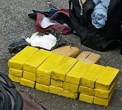 PM apreende 23 tijolos de drogas e prende motorista na Tamoios