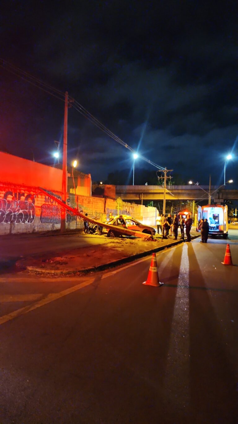Jovens pegam carona e motorista do carro foge depois de bater em poste