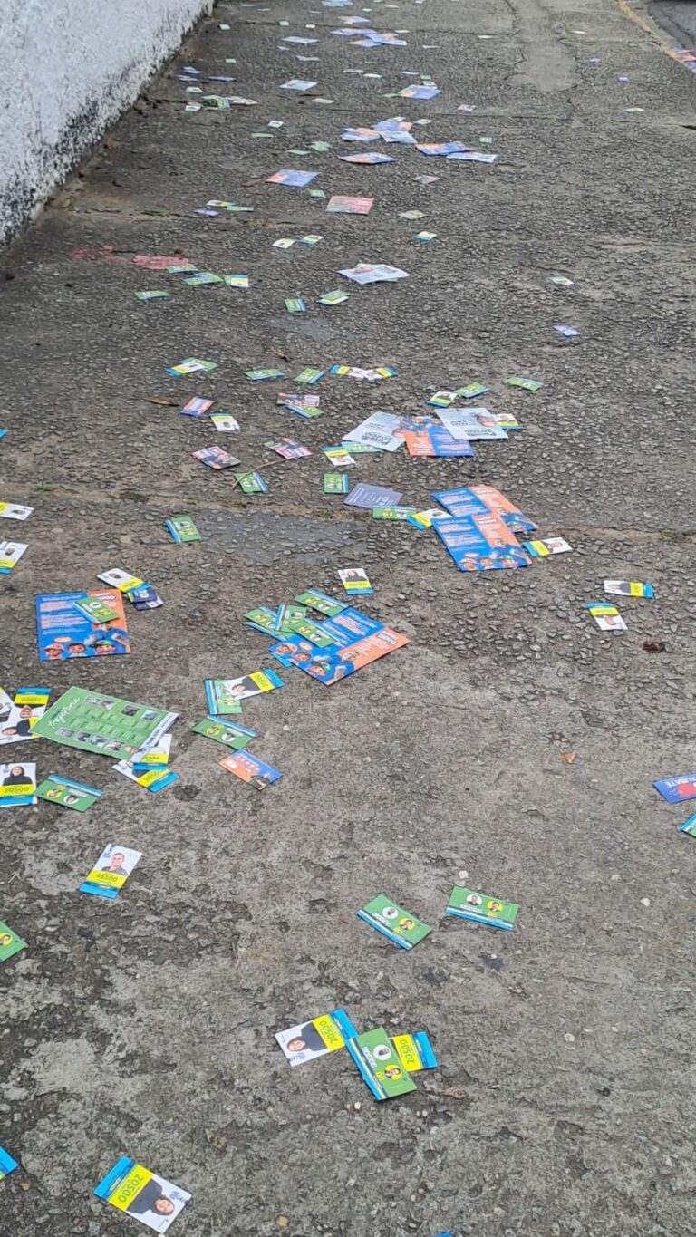 Prefeitura de São José limpa as ruas e retira santinhos