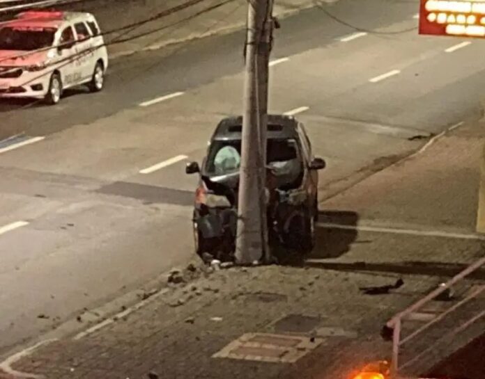 Veículo bate contra poste elétrico em São José dos Campos