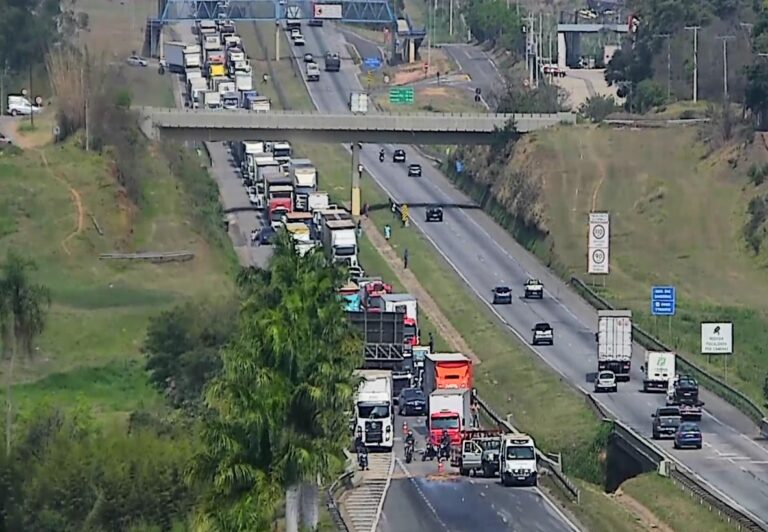 Acidente entre carreta e caminhão causa bloqueio na Rodovia Dom Pedro I em Atibaia