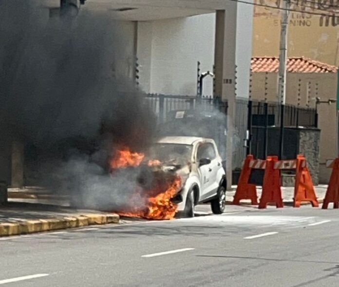 Carro alugado pela Prefeitura pega fogo no centro de Jacareí