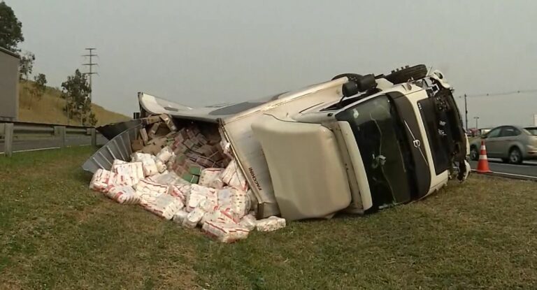 Motorista dorme ao volante e tomba carreta na D. Pedro