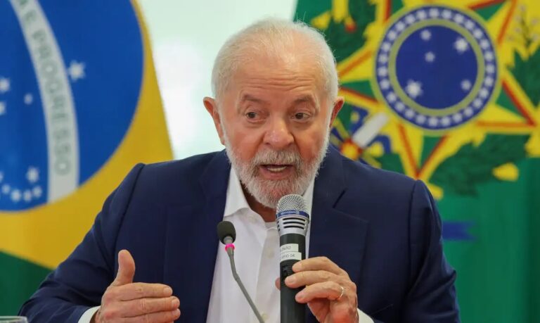 Lula sanciona lei que aumenta pena para feminicídio
