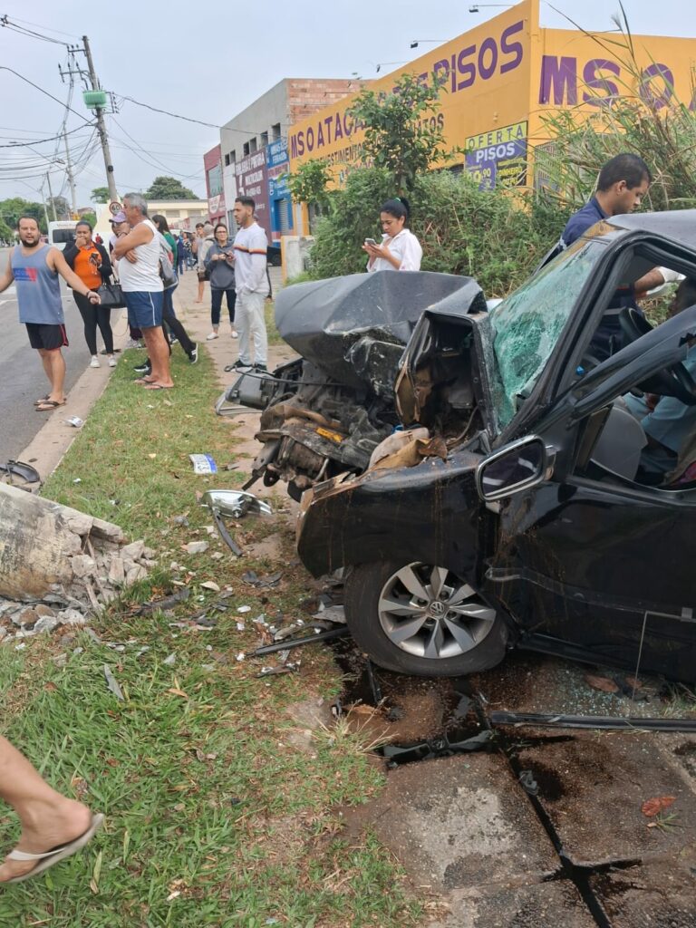 Carro bate em poste e dois homens ficam feridos em São José dos Campos