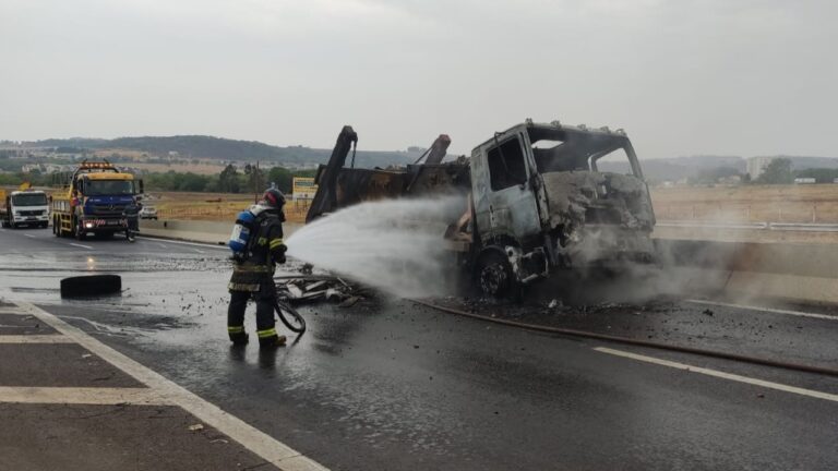 Caminhão é tomado por fogo em rodovia de Ribeirão Preto