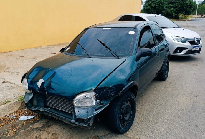 Carro furtado é recuperado sem para-choque em Pinda