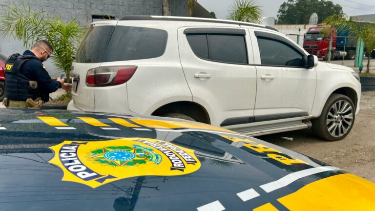 PRF recupera carro furtado na Via Dutra, em Jacareí