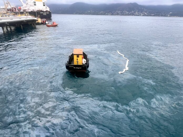 Navio sofre vazamento de óleo no mar de São Sebastião