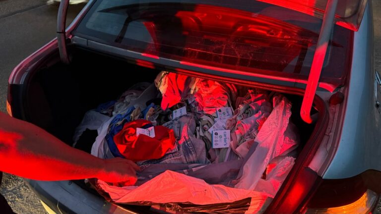 Peruanas são presas com R$ 25 mil em roupas após furtar shoppings na região