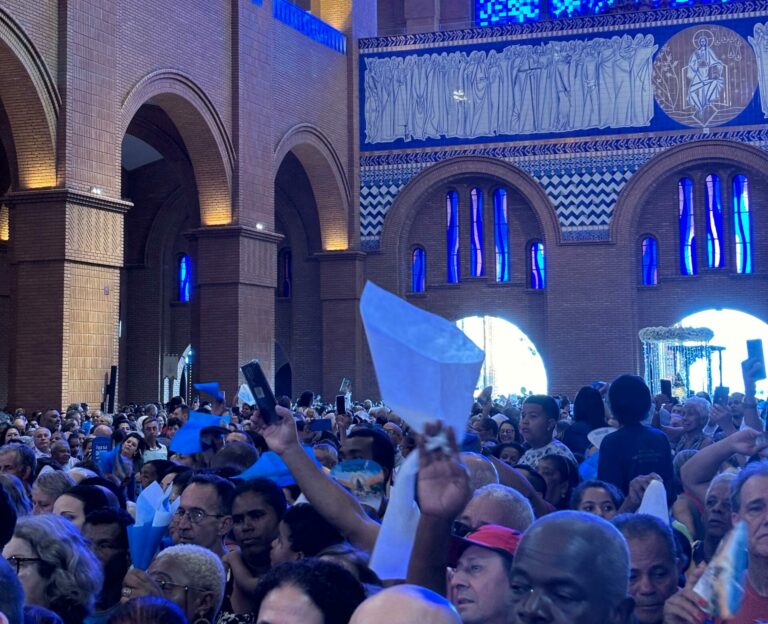 Devotos celebram o Dia de Nossa Senhora Aparecida no Santuário Nacional