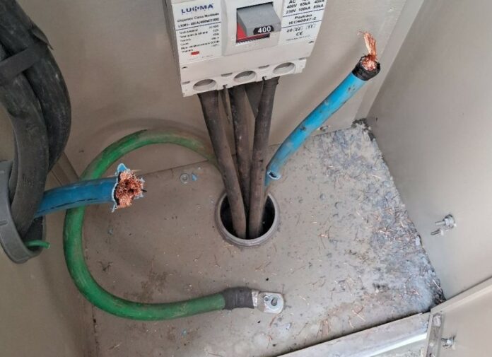 WhatsApp Image 2024-10-14 at 09.49.58 Casal é preso furtando fios de clínica: deram