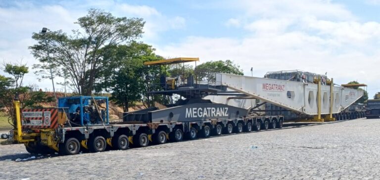 Carreta com carga especial de 500 toneladas causa lentidão na Via Dutra