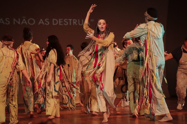 Com mais de 50 atores, espetáculo “Unir-Versos – A Linguagem do Sentido” é apresentado nesta terça em Santos