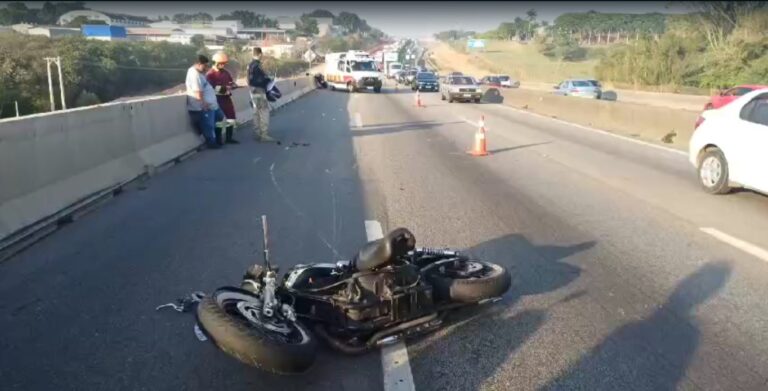 Homem morre em acidente entre duas motos e caminhão na Dutra em São José dos Campos