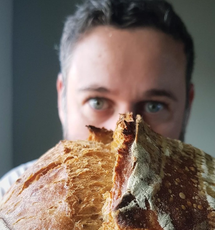 Santista abre micro padaria artesanal para resgatar receitas de pães de longa fermentação