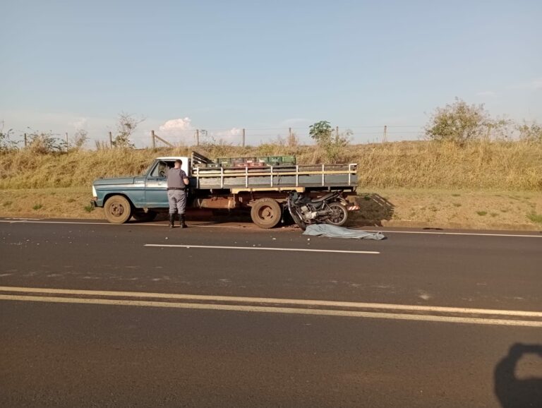 Motociclista colide contra caminhão estacionado e morre em rodovia da região