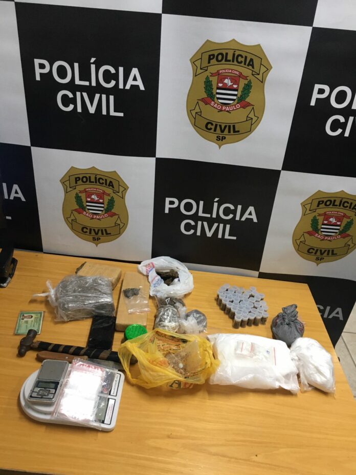 10 pessoas são presas em operação contra o tráfico de drogas em Taubaté 10 pessoas são presas em operação contra o tráfico de drogas em Taubaté