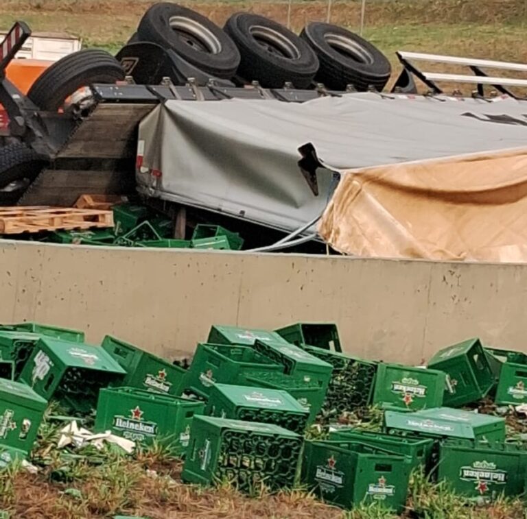 VÍDEO: Carreta carregada com cerveja tomba no Trevão e carga fica espalhada na pista