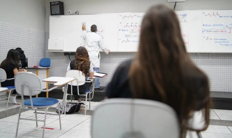 Prefeitura de Ilhabela abre inscrições para professores temporários