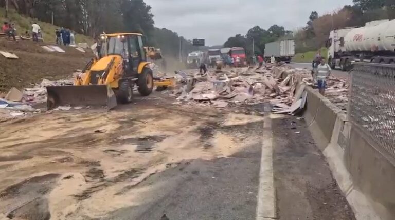 Caminhão que transportava pisos tomba e interdita Dutra em Cachoeira Paulista