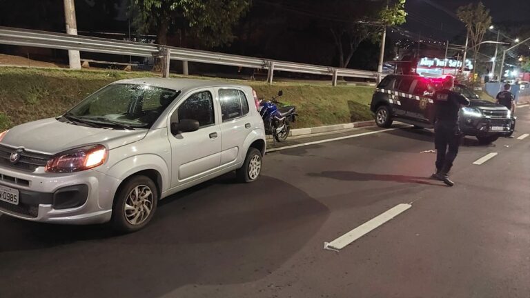 Perseguição em avenida termina com prisão de casal e carro recuperado