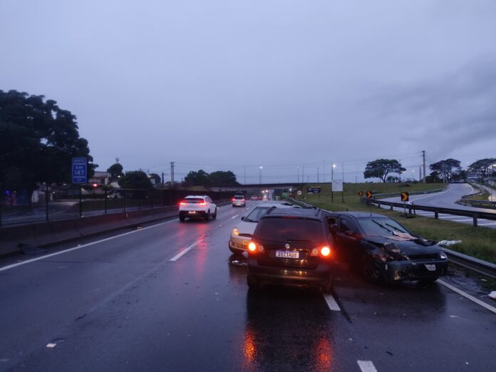 11 ficam feridos em acidente envolvendo três carros e van na Dutra em São José