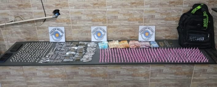 Homem é preso com mais de 580 porções de drogas em Potim