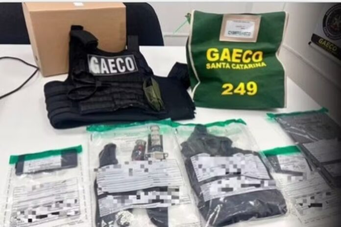 Militar é preso no Cavex suspeito de participar de grupo neonazista Militar é preso no Cavex suspeito de participar de grupo neonazista