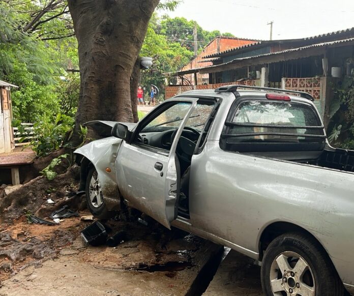 Carro bate em árvore no Pq. das Indústrias e motorista é socorrido
