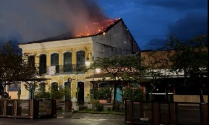 Prédio histórico é interditado após incêndio em São Sebastião