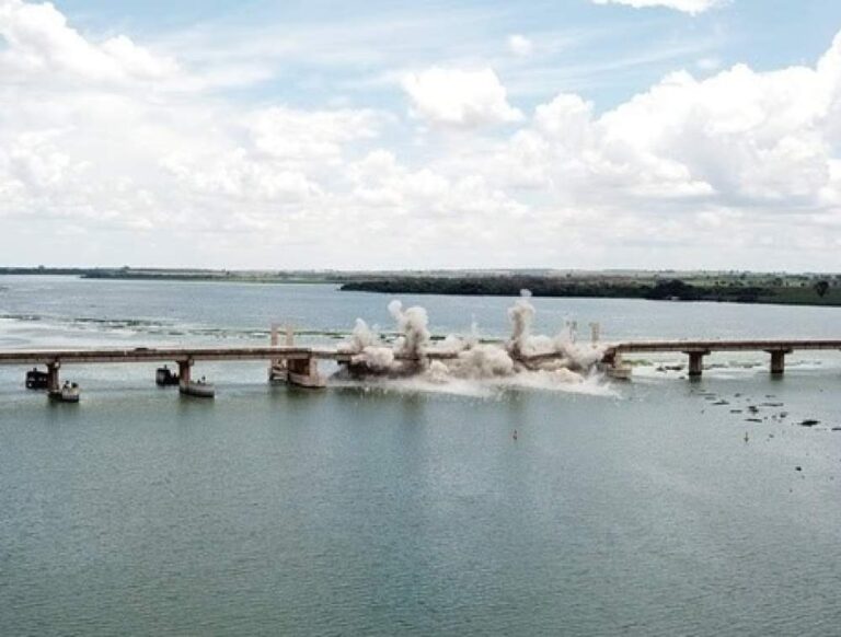 DER implode parte da ponte sobre o rio Tietê para ampliar hidrovia