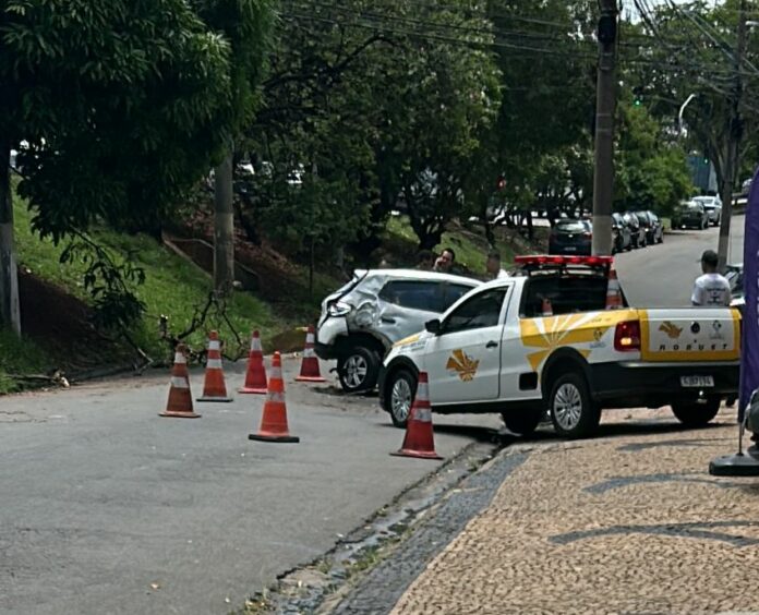 WhatsApp Image 2024-10-24 at 13.01.02 Carro despenca de barranco no Jardim Santana, em Campinas