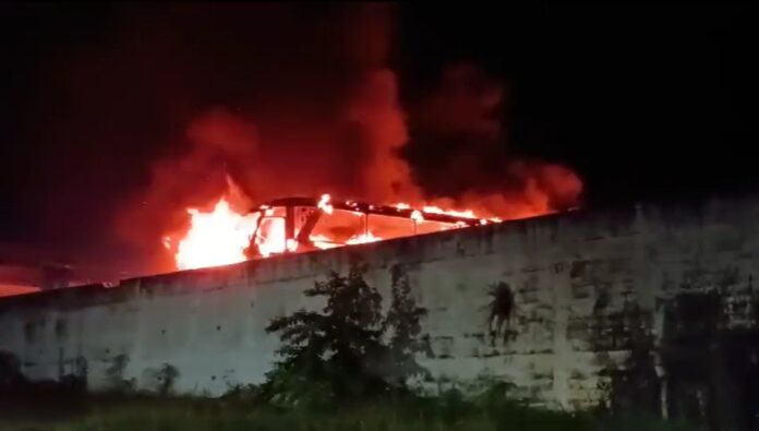 Ônibus pega fogo dentro de garagem em São José; veja VÍDEO