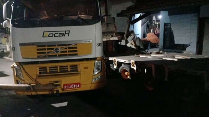 Carreta perde freio e atinge casa em Taubaté